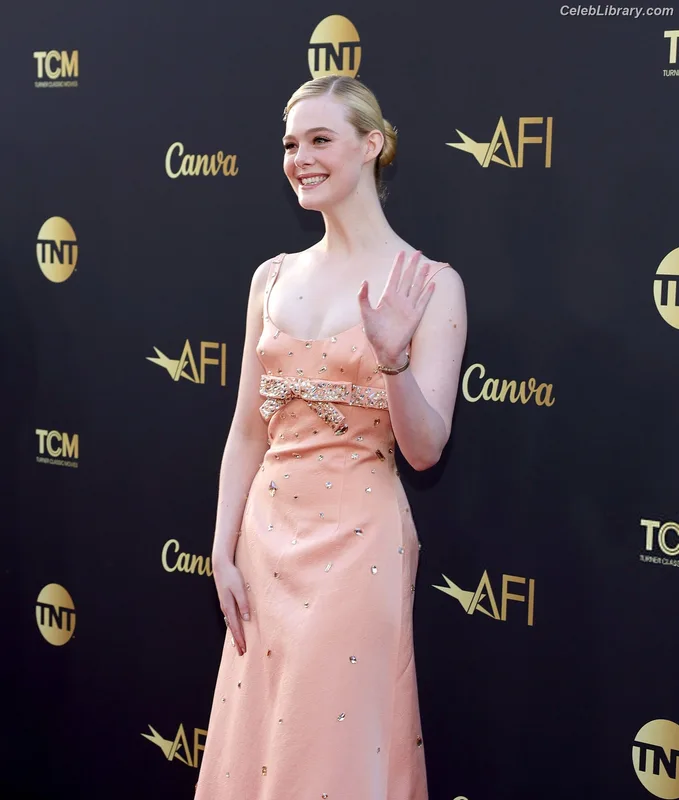 Elle Fanning photo 8 of 4114