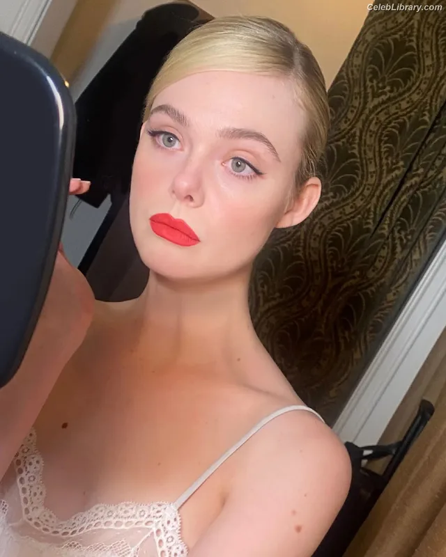 Elle Fanning photo 21 of 4114