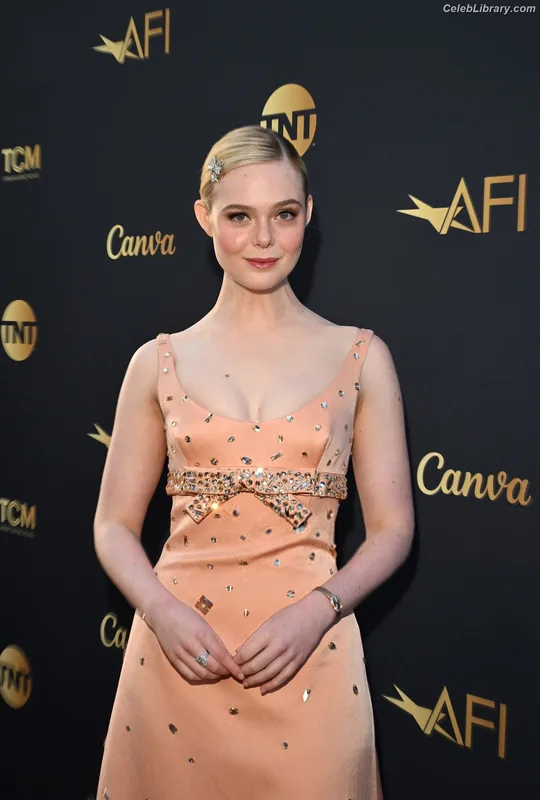 Elle Fanning photo 8 of 4114