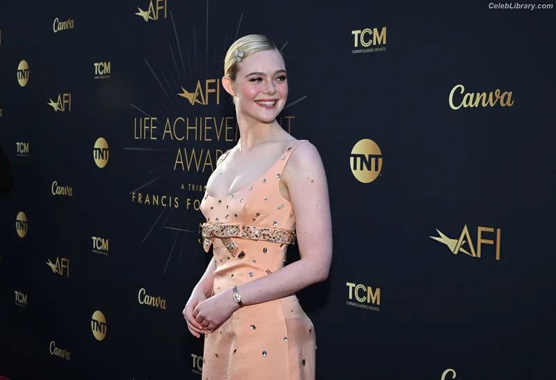 Elle Fanning photo 9 of 4114
