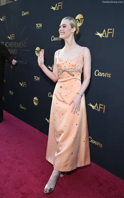 Elle Fanning photo 10 of 4114