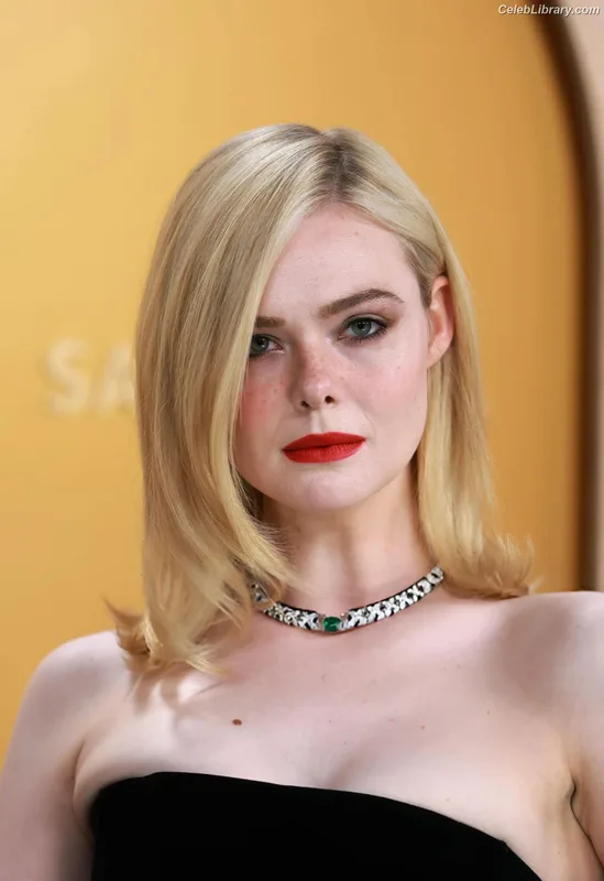 Elle Fanning photo 15 of 4114