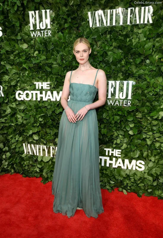 Elle Fanning photo 22 of 4114