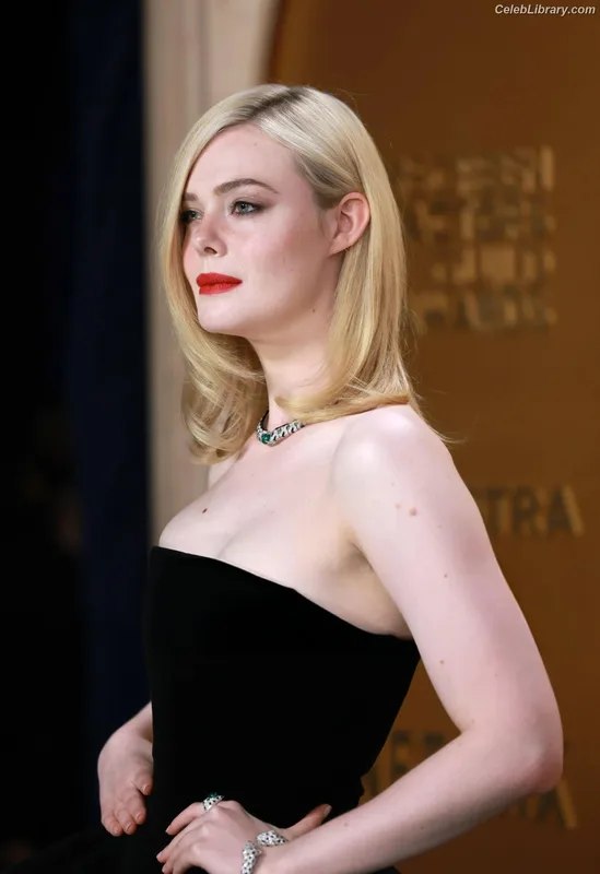 Elle Fanning photo 17 of 4114