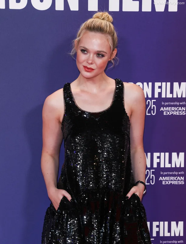 Elle Fanning photo 10 of 4114