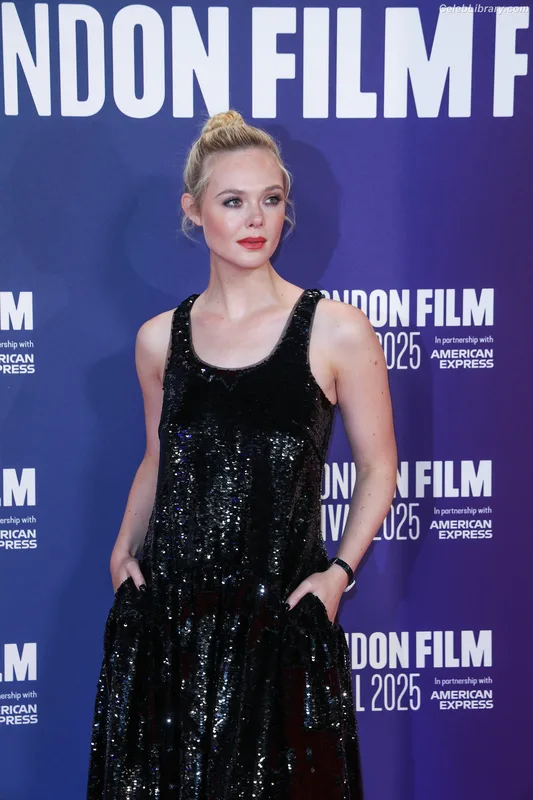 Elle Fanning photo 12 of 4114