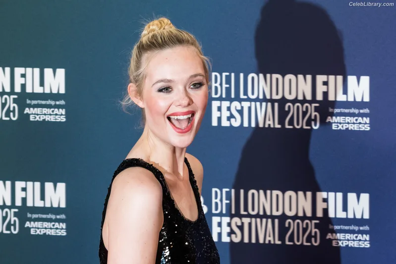 Elle Fanning photo 20 of 4114