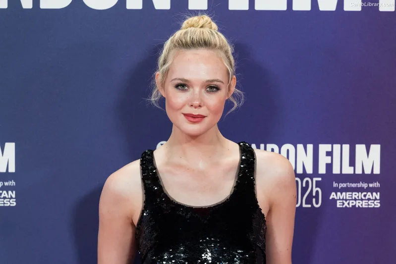 Elle Fanning photo 21 of 4114