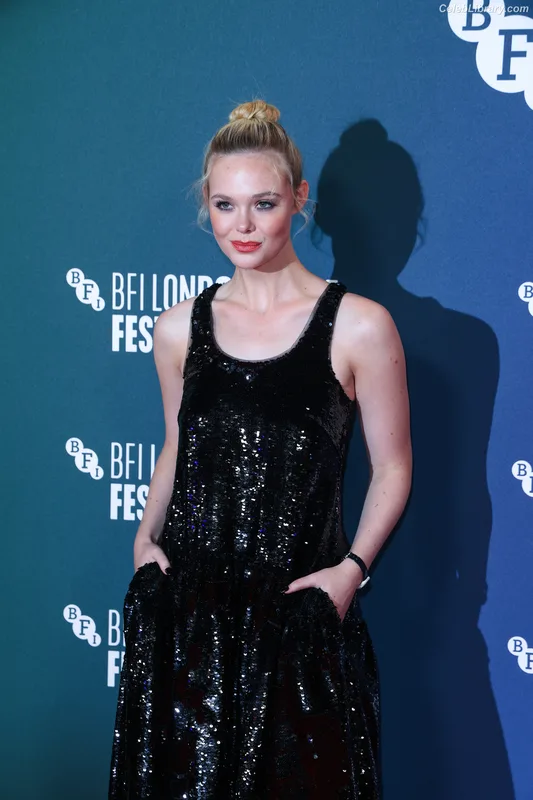 Elle Fanning photo 11 of 4114