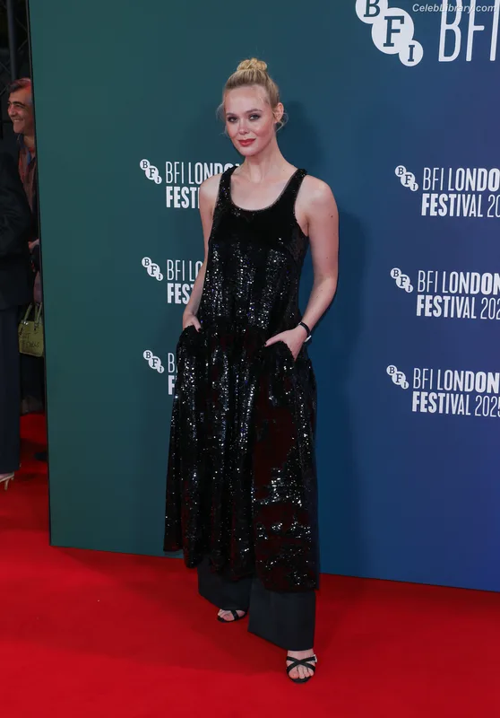 Elle Fanning photo 12 of 4114
