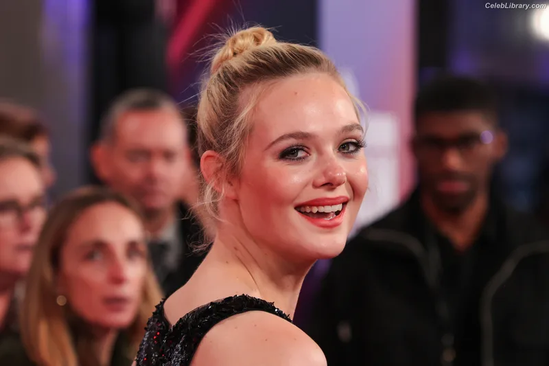 Elle Fanning photo 22 of 4114