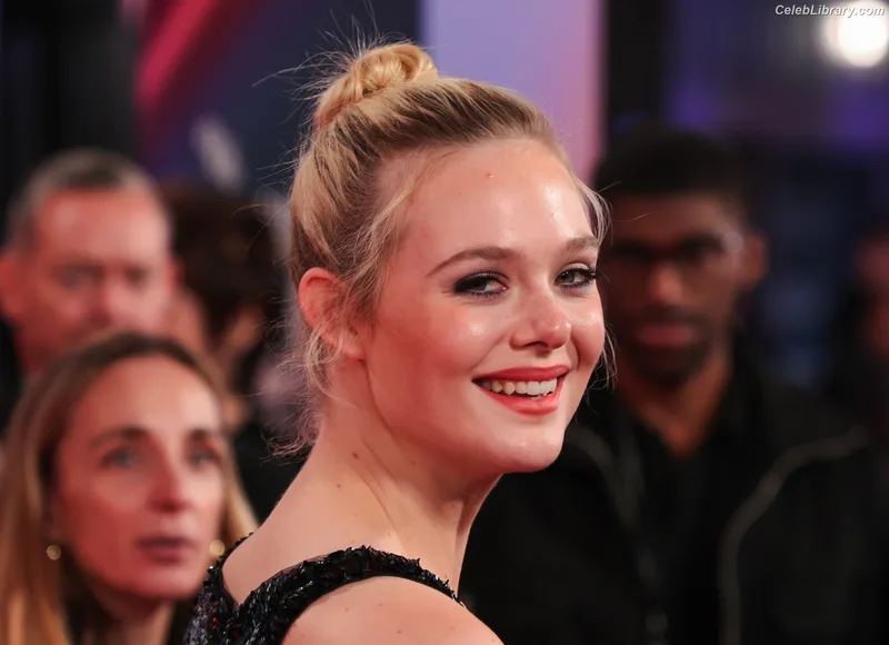 Elle Fanning photo 23 of 4114