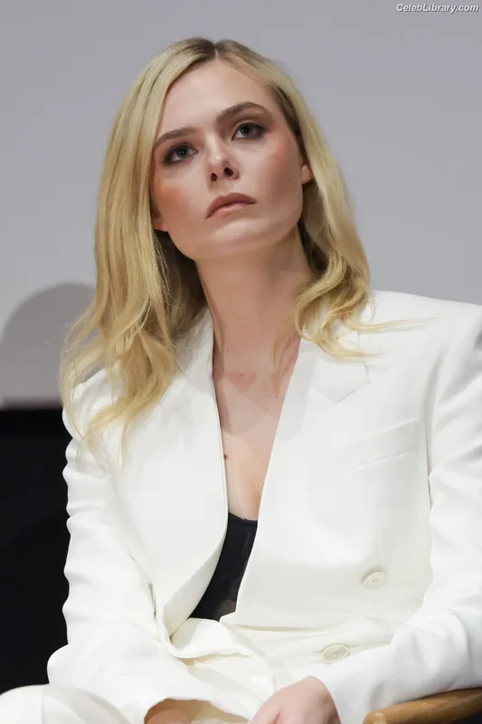 Elle Fanning photo 2 of 4114