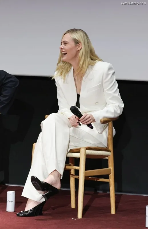 Elle Fanning photo 4 of 4114