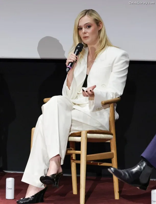 Elle Fanning photo 7 of 4114