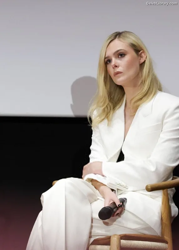 Elle Fanning photo 9 of 4114