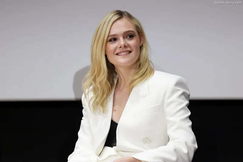 Elle Fanning photo 11 of 4114