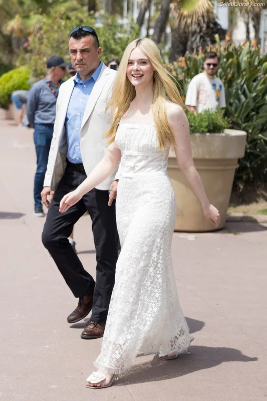 Elle Fanning photo 13 of 4114