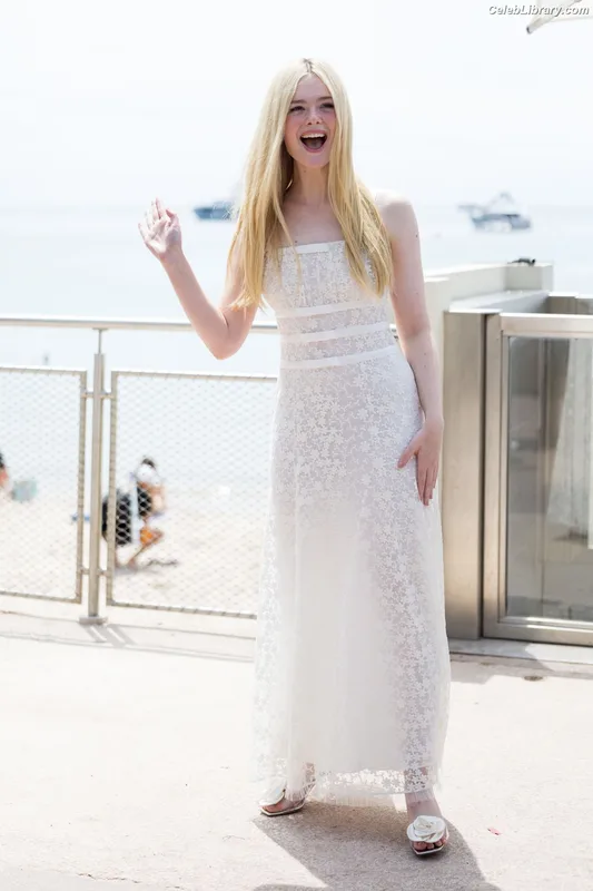 Elle Fanning photo 16 of 4114
