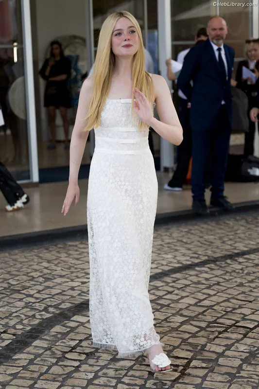 Elle Fanning photo 17 of 4114
