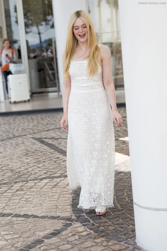 Elle Fanning photo 20 of 4114