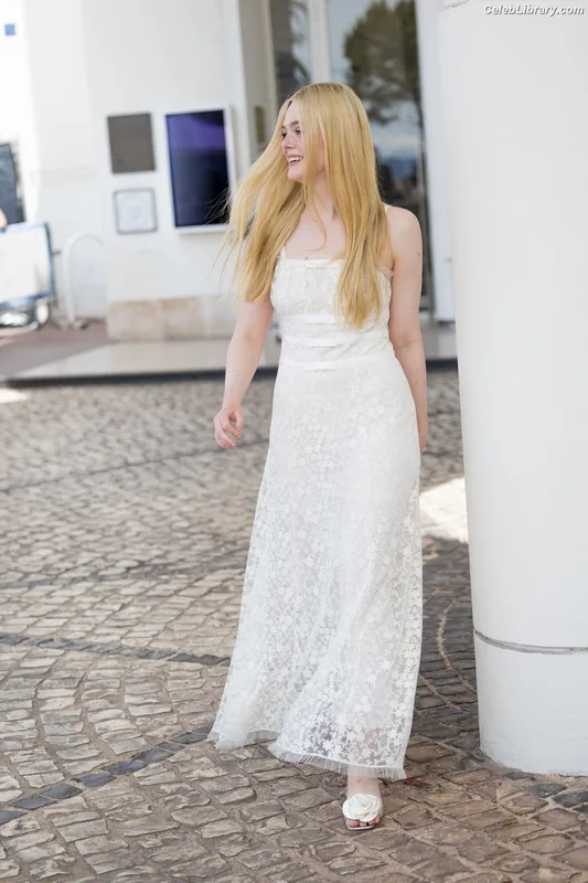 Elle Fanning photo 23 of 4114