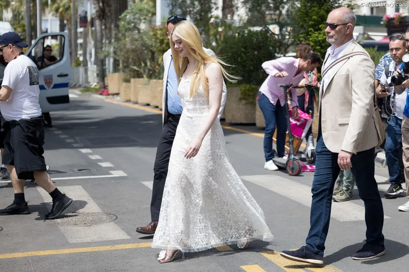 Elle Fanning photo 1 of 4114