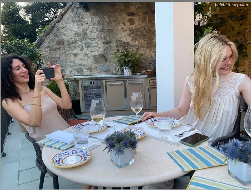 Elle Fanning photo 10 of 4114