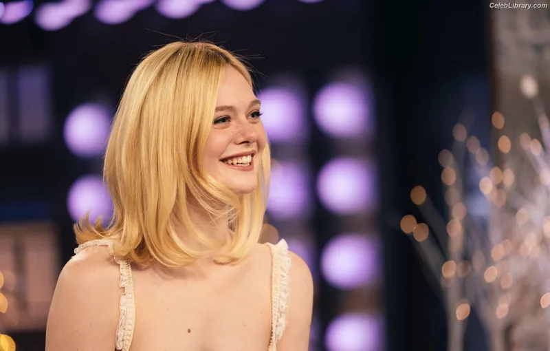 Elle Fanning photo 12 of 4114