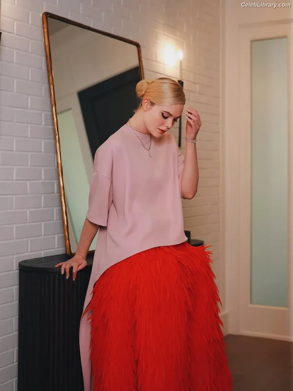 Elle Fanning photo 13 of 4114
