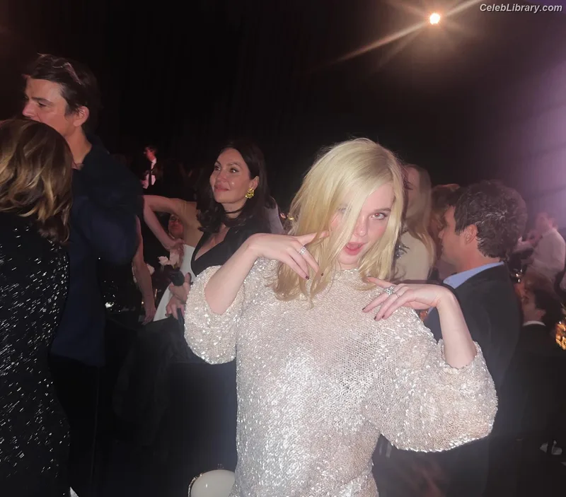 Elle Fanning photo 18 of 4114