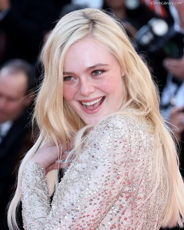 Elle Fanning photo 9 of 4114