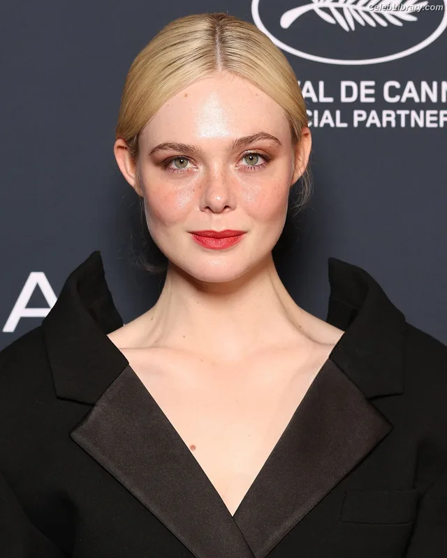 Elle Fanning photo 12 of 4114