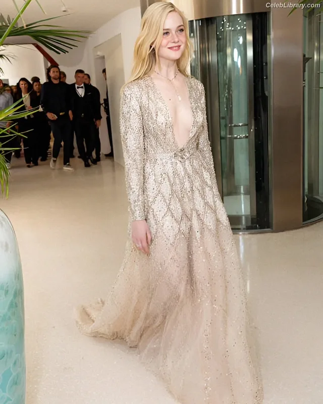 Elle Fanning photo 21 of 4114