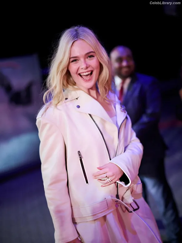 Elle Fanning photo 2 of 4114