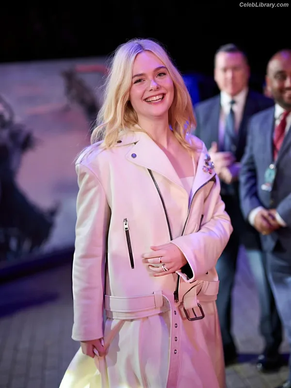 Elle Fanning photo 4 of 4114