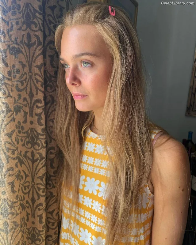 Elle Fanning photo 11 of 4114