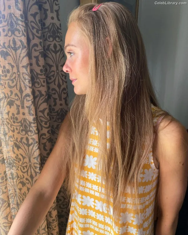 Elle Fanning photo 12 of 4114
