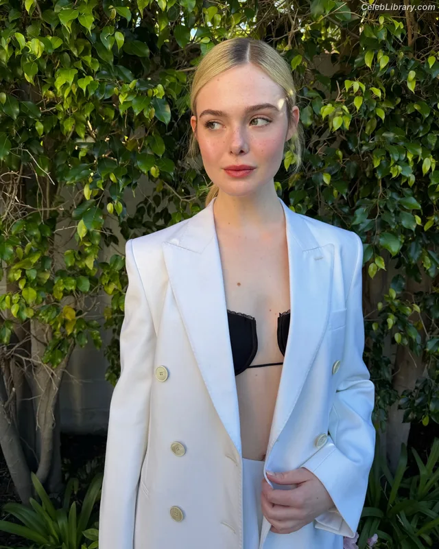 Elle Fanning photo 17 of 4114
