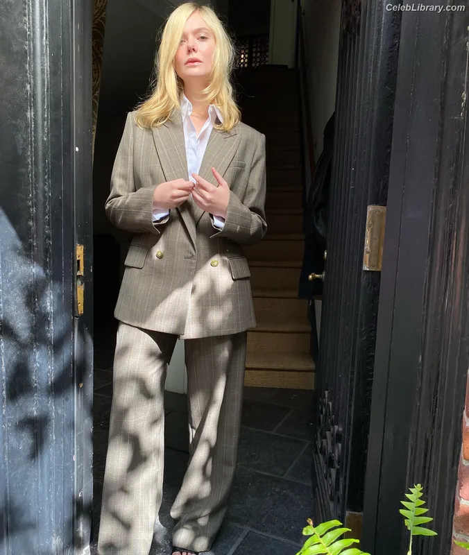 Elle Fanning photo 1 of 4114