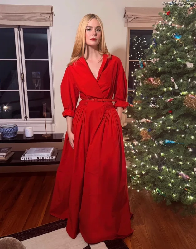 Elle Fanning photo 17 of 4114