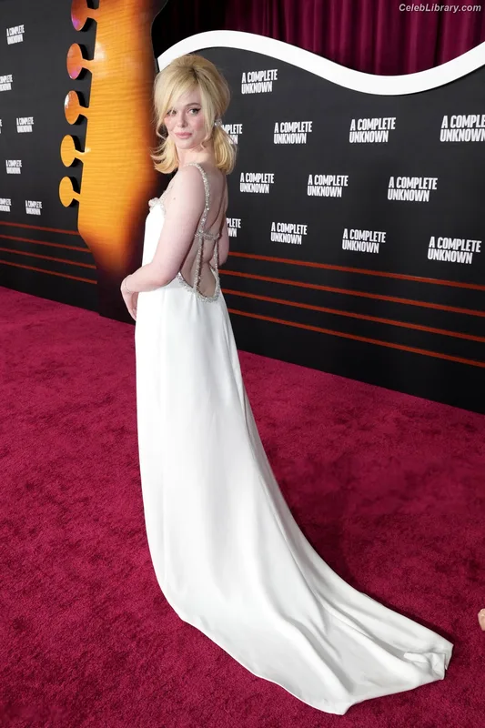 Elle Fanning photo 14 of 4114