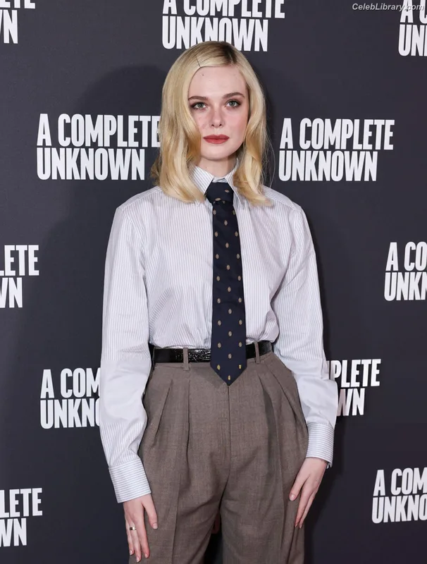 Elle Fanning photo 13 of 4114