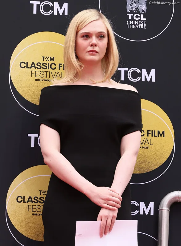 Elle Fanning photo 17 of 4114