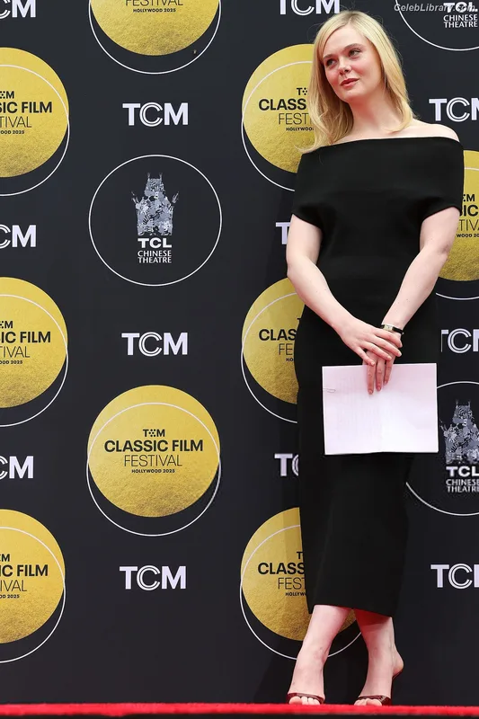 Elle Fanning photo 19 of 4114