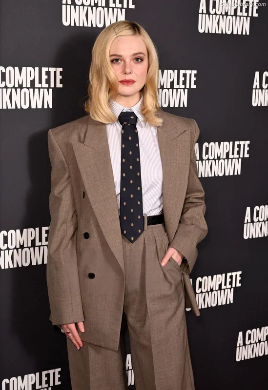 Elle Fanning photo 5 of 4114