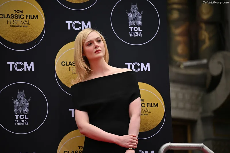 Elle Fanning photo 8 of 4114