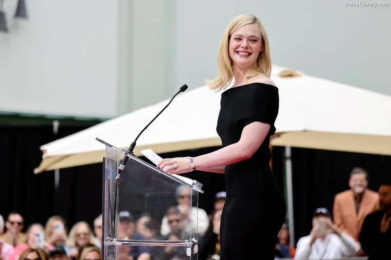 Elle Fanning photo 9 of 4114