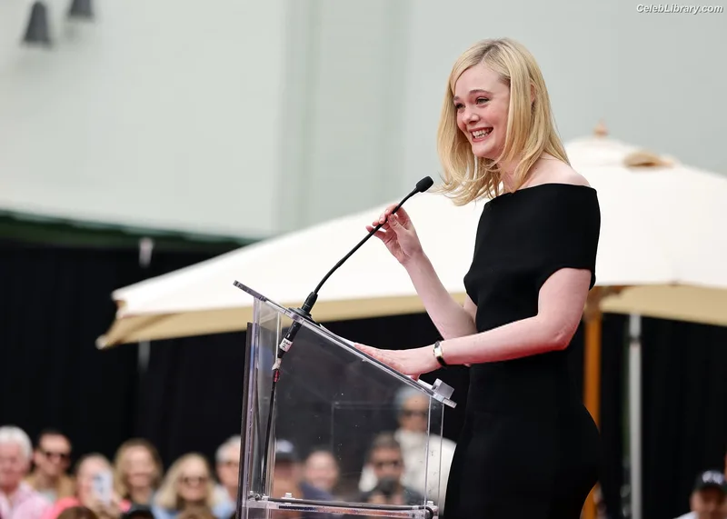 Elle Fanning photo 15 of 4114