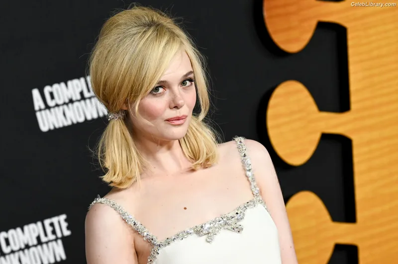 Elle Fanning photo 17 of 4114